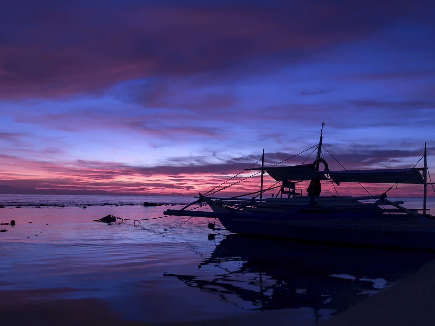 Sunrise in Apo Island 